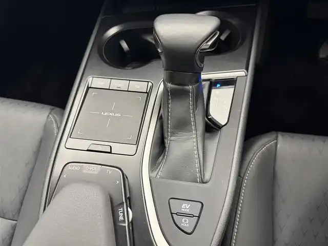 レクサス ＵＸ 250h バージョンC 滋賀県 2019(令1)年 1.9万km プラチナムシルバーメタリック レザーシート/純正メモリーナビ/・CD/Bluetooth/SD//アラウンドビューモニター/シートヒーター/メモリーパワーシート/革巻きステアリング/ステアリングヒーター/BSM/オートマチックハイビーム/クルーズコントロール/純正１７AW/ドライブレコーダー/ビルトインETC2.0/スマートキー/フォグライト/ウィンカーミラー