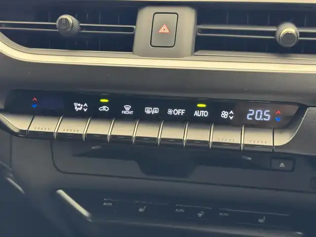 レクサス ＵＸ 250h バージョンC 滋賀県 2019(令1)年 1.9万km プラチナムシルバーメタリック レザーシート/純正メモリーナビ/・CD/Bluetooth/SD//アラウンドビューモニター/シートヒーター/メモリーパワーシート/革巻きステアリング/ステアリングヒーター/BSM/オートマチックハイビーム/クルーズコントロール/純正１７AW/ドライブレコーダー/ビルトインETC2.0/スマートキー/フォグライト/ウィンカーミラー