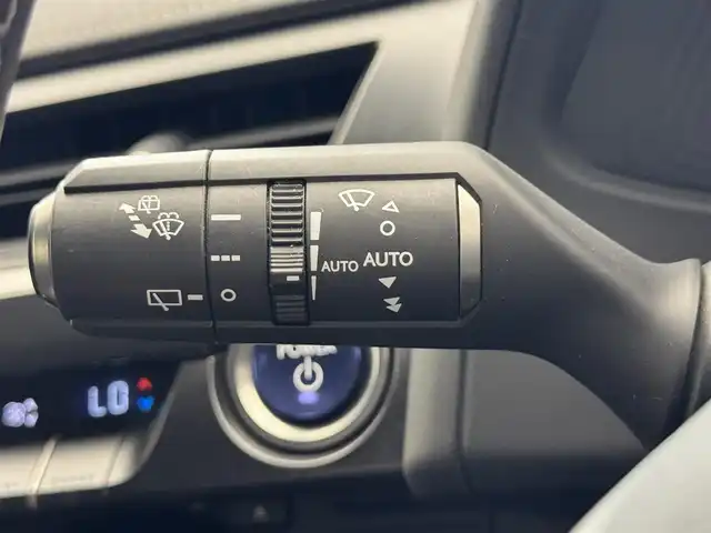 レクサス ＵＸ 250h バージョンC 滋賀県 2019(令1)年 1.9万km プラチナムシルバーメタリック レザーシート/純正メモリーナビ/・CD/Bluetooth/SD//アラウンドビューモニター/シートヒーター/メモリーパワーシート/革巻きステアリング/ステアリングヒーター/BSM/オートマチックハイビーム/クルーズコントロール/純正１７AW/ドライブレコーダー/ビルトインETC2.0/スマートキー/フォグライト/ウィンカーミラー