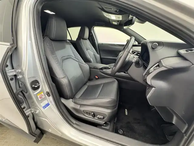 レクサス ＵＸ 250h バージョンC 滋賀県 2019(令1)年 1.9万km プラチナムシルバーメタリック レザーシート/純正メモリーナビ/・CD/Bluetooth/SD//アラウンドビューモニター/シートヒーター/メモリーパワーシート/革巻きステアリング/ステアリングヒーター/BSM/オートマチックハイビーム/クルーズコントロール/純正１７AW/ドライブレコーダー/ビルトインETC2.0/スマートキー/フォグライト/ウィンカーミラー