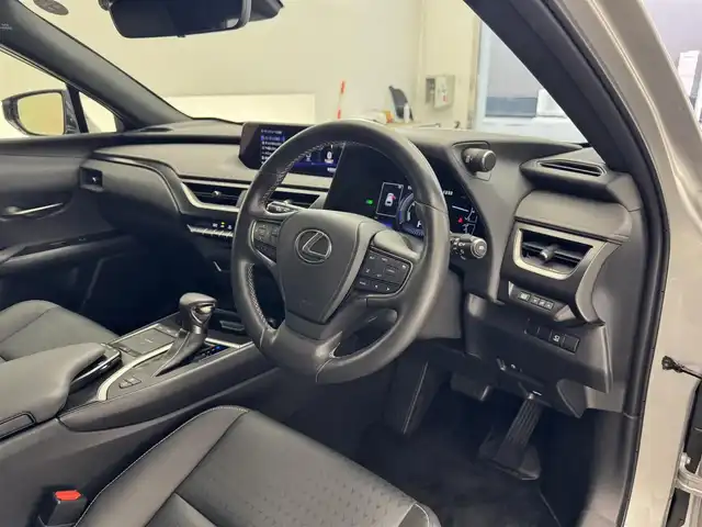 レクサス ＵＸ 250h バージョンC 滋賀県 2019(令1)年 1.9万km プラチナムシルバーメタリック レザーシート/純正メモリーナビ/・CD/Bluetooth/SD//アラウンドビューモニター/シートヒーター/メモリーパワーシート/革巻きステアリング/ステアリングヒーター/BSM/オートマチックハイビーム/クルーズコントロール/純正１７AW/ドライブレコーダー/ビルトインETC2.0/スマートキー/フォグライト/ウィンカーミラー