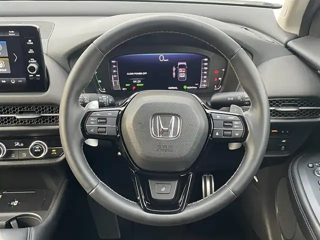 ホンダ ＺＲ－Ｖ ハイブリッド e:HEV Z 福岡県 2023(令5)年 2.6万km プラチナホワイトパール 純正ディスプレイオーディオ（ＢＴ/ラジオ/フルセグ）/全方位カメラ/前方ドライブレコーダー/ビルトインETC2.0/コーナーセンサー/パドルシフト/MTモード付AT/USB/ブレーキホールド/パワーシート/シートメモリー/シートヒーター/ステアリングヒーター/置くだけ充電/クルーズコントロール追従あり/ブラインドスポット/踏み間違え防止/BOSEサウンド