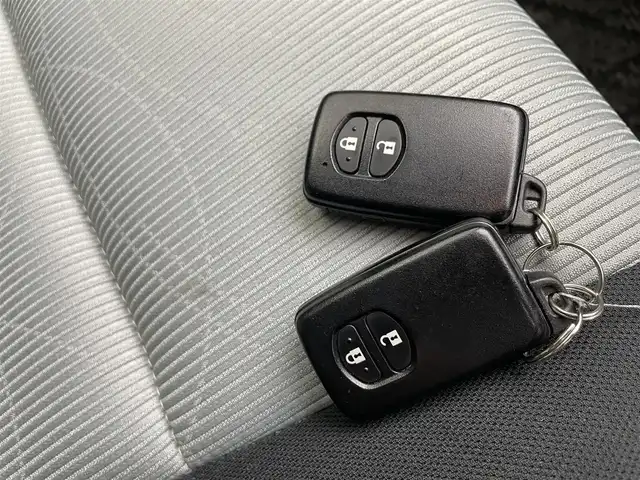 トヨタ アクア S 長崎県 2014(平26)年 8.8万km クールソーダメタリック メモリナビ/CD/DVD/Bluetooth/フルセグテレビ/バックカメラ/ETC/光軸レベライザー/オートライト/純正フロアマット/電動格納ミラー/純正ホイールキャップ/バックカメラ/ドアバイザー/プッシュスタート/ウィンカーミラー