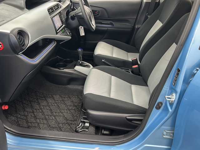 トヨタ アクア S 長崎県 2014(平26)年 8.8万km クールソーダメタリック 純正7インチメモリナビ/CD/DVD/Bluetooth/フルセグテレビ/ミュージックサーバー/バックカメラ/ETC/純正ドラレコ/光軸レベライザー/オートライト/純正フロアマット/電動格納ミラー/純正ホイールキャップ/ドアバイザー/プッシュスタート/ウィンカーミラー/ステアリングリモコン/スマートキー/スペアキー