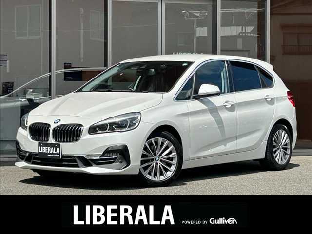 ＢＭＷ ２１８ｄ アクティブツアラー ラグジュアリー 福岡県 2019(令1)年 5.9万km ミネラルホワイト アドバンスドアクティブセーフティＰＫＧ　/コンフォートＰＫＧ　/パーキングサポートＰＫＧ　/アンビエントライト　/純正ナビ　/Ｂｌｕｅｔｏｏｔｈ　/ＡＣＣ　/ＨＵＤ　/前後ドライブレコーダー　/純正１７インチＡＷ