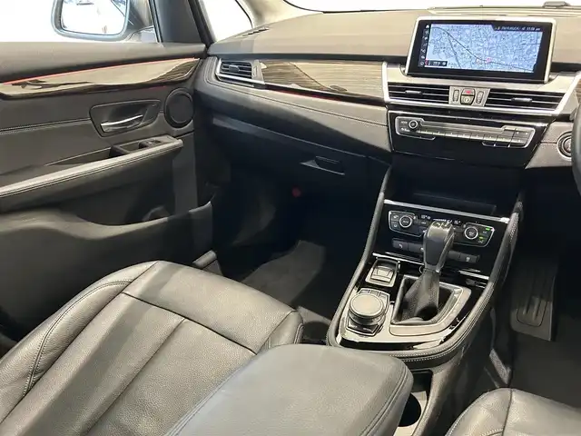 ＢＭＷ ２１８ｄ アクティブツアラー ラグジュアリー 福岡県 2019(令1)年 5.9万km ミネラルホワイト アドバンスドアクティブセーフティＰＫＧ　/コンフォートＰＫＧ　/パーキングサポートＰＫＧ　/アンビエントライト　/純正ナビ　/Ｂｌｕｅｔｏｏｔｈ　/ＡＣＣ　/ＨＵＤ　/前後ドライブレコーダー　/純正１７インチＡＷ