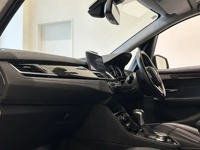ＢＭＷ ２１８ｄ アクティブツアラー ラグジュアリー 福岡県 2019(令1)年 5.9万km ミネラルホワイト アドバンスドアクティブセーフティＰＫＧ　/コンフォートＰＫＧ　/パーキングサポートＰＫＧ　/アンビエントライト　/純正ナビ　/Ｂｌｕｅｔｏｏｔｈ　/ＡＣＣ　/ＨＵＤ　/前後ドライブレコーダー　/純正１７インチＡＷ