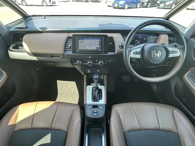 ホンダ フィット e:HEVリュクス 福岡県 2020(令2)年 4.8万km プラチナホワイトパール 社外ナビ(MDV-M906HD)/CD/DVD/SD/BT/フルセグ/ETC/バックカメラ/置くだけ充電/オートホールド/ホンダセンシング/レーンキープアシスト/革巻きステアリング/ステアリングスイッチ/ハーフレザーシート/シートヒーターD-N/LEDヘッドライト/オートライト/オートハイビーム/フォグライト前/コーナーセンサー前後/純正フロアマット/純正16AW