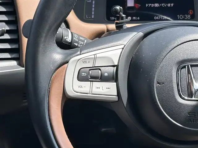 ホンダ フィット e:HEVリュクス 福岡県 2020(令2)年 4.8万km プラチナホワイトパール 社外ナビ(MDV-M906HD)/CD/DVD/SD/BT/フルセグ/ETC/バックカメラ/置くだけ充電/オートホールド/ホンダセンシング/レーンキープアシスト/革巻きステアリング/ステアリングスイッチ/ハーフレザーシート/シートヒーターD-N/LEDヘッドライト/オートライト/オートハイビーム/フォグライト前/コーナーセンサー前後/純正フロアマット/純正16AW