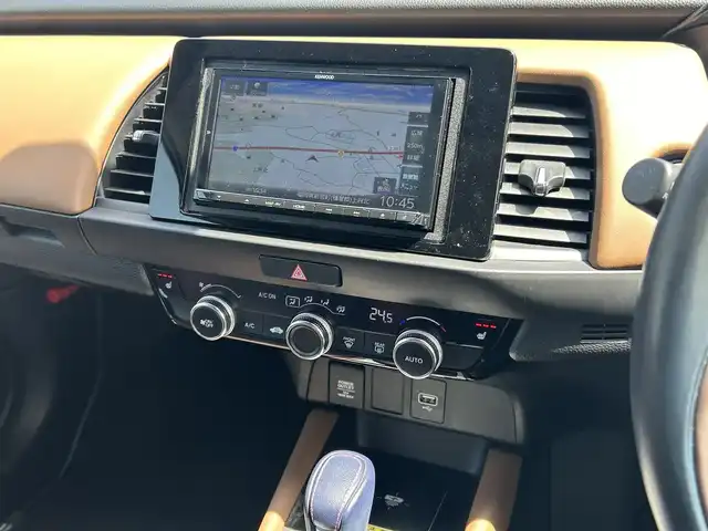 ホンダ フィット e:HEVリュクス 福岡県 2020(令2)年 4.8万km プラチナホワイトパール 社外ナビ(MDV-M906HD)/CD/DVD/SD/BT/フルセグ/ETC/バックカメラ/置くだけ充電/オートホールド/ホンダセンシング/レーンキープアシスト/革巻きステアリング/ステアリングスイッチ/ハーフレザーシート/シートヒーターD-N/LEDヘッドライト/オートライト/オートハイビーム/フォグライト前/コーナーセンサー前後/純正フロアマット/純正16AW