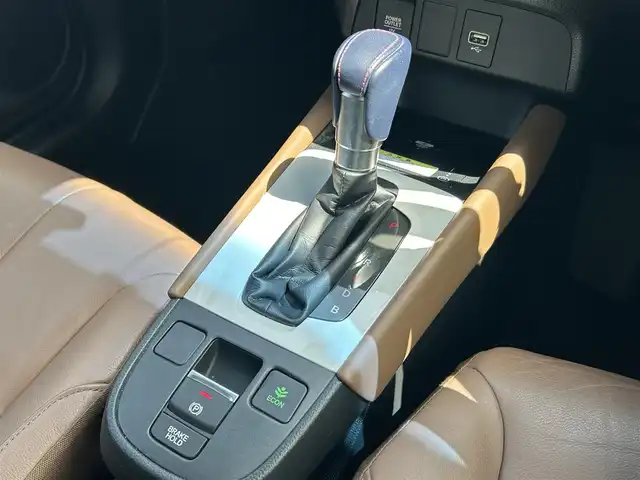 ホンダ フィット e:HEVリュクス 福岡県 2020(令2)年 4.8万km プラチナホワイトパール 社外ナビ(MDV-M906HD)/CD/DVD/SD/BT/フルセグ/ETC/バックカメラ/置くだけ充電/オートホールド/ホンダセンシング/レーンキープアシスト/革巻きステアリング/ステアリングスイッチ/ハーフレザーシート/シートヒーターD-N/LEDヘッドライト/オートライト/オートハイビーム/フォグライト前/コーナーセンサー前後/純正フロアマット/純正16AW
