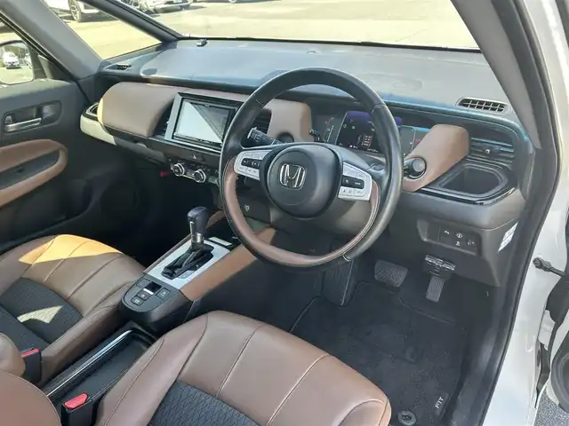 ホンダ フィット e:HEVリュクス 福岡県 2020(令2)年 4.8万km プラチナホワイトパール 社外ナビ(MDV-M906HD)/CD/DVD/SD/BT/フルセグ/ETC/バックカメラ/置くだけ充電/オートホールド/ホンダセンシング/レーンキープアシスト/革巻きステアリング/ステアリングスイッチ/ハーフレザーシート/シートヒーターD-N/LEDヘッドライト/オートライト/オートハイビーム/フォグライト前/コーナーセンサー前後/純正フロアマット/純正16AW