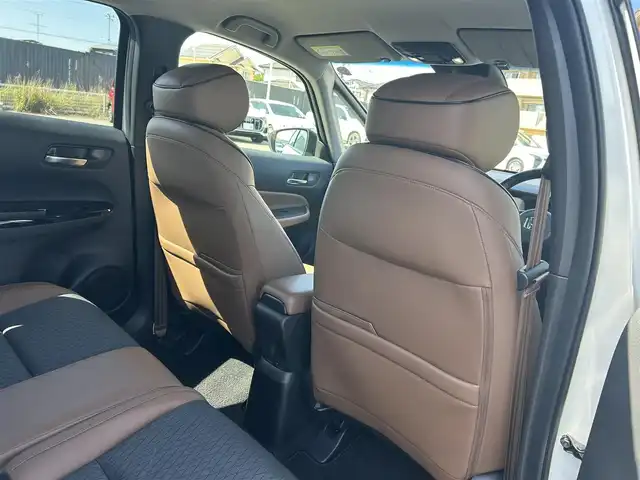 ホンダ フィット e:HEVリュクス 福岡県 2020(令2)年 4.8万km プラチナホワイトパール 社外ナビ(MDV-M906HD)/CD/DVD/SD/BT/フルセグ/ETC/バックカメラ/置くだけ充電/オートホールド/ホンダセンシング/レーンキープアシスト/革巻きステアリング/ステアリングスイッチ/ハーフレザーシート/シートヒーターD-N/LEDヘッドライト/オートライト/オートハイビーム/フォグライト前/コーナーセンサー前後/純正フロアマット/純正16AW