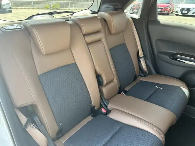 ホンダ フィット e:HEVリュクス 福岡県 2020(令2)年 4.8万km プラチナホワイトパール 社外ナビ(MDV-M906HD)/CD/DVD/SD/BT/フルセグ/ETC/バックカメラ/置くだけ充電/オートホールド/ホンダセンシング/レーンキープアシスト/革巻きステアリング/ステアリングスイッチ/ハーフレザーシート/シートヒーターD-N/LEDヘッドライト/オートライト/オートハイビーム/フォグライト前/コーナーセンサー前後/純正フロアマット/純正16AW