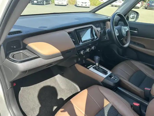ホンダ フィット e:HEVリュクス 福岡県 2020(令2)年 4.8万km プラチナホワイトパール 社外ナビ(MDV-M906HD)/CD/DVD/SD/BT/フルセグ/ETC/バックカメラ/置くだけ充電/オートホールド/ホンダセンシング/レーンキープアシスト/革巻きステアリング/ステアリングスイッチ/ハーフレザーシート/シートヒーターD-N/LEDヘッドライト/オートライト/オートハイビーム/フォグライト前/コーナーセンサー前後/純正フロアマット/純正16AW