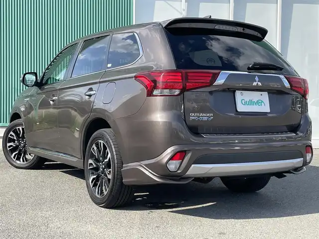 三菱 アウトランダー ＰＨＥＶ G プレミアムパッケージ 福岡県 2016(平28)年 7.3万km クォーツブラウンメタリック ハンドルヒーター/パワーステアリング/純正ナビ/純正フロアマット/ドライブレコーダー(前後)/レザーシート/Bluetooth/ETC/クルーズコントロール/プッシュスタート/横滑り防止装置/衝突被害軽減システム/100V充電/ETC/W+Sエアバッグ