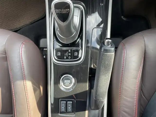三菱 アウトランダー ＰＨＥＶ G プレミアムパッケージ 福岡県 2016(平28)年 7.3万km クォーツブラウンメタリック ハンドルヒーター/パワーステアリング/純正ナビ/純正フロアマット/ドライブレコーダー(前後)/レザーシート/Bluetooth/ETC/クルーズコントロール/プッシュスタート/横滑り防止装置/衝突被害軽減システム/100V充電/ETC/W+Sエアバッグ