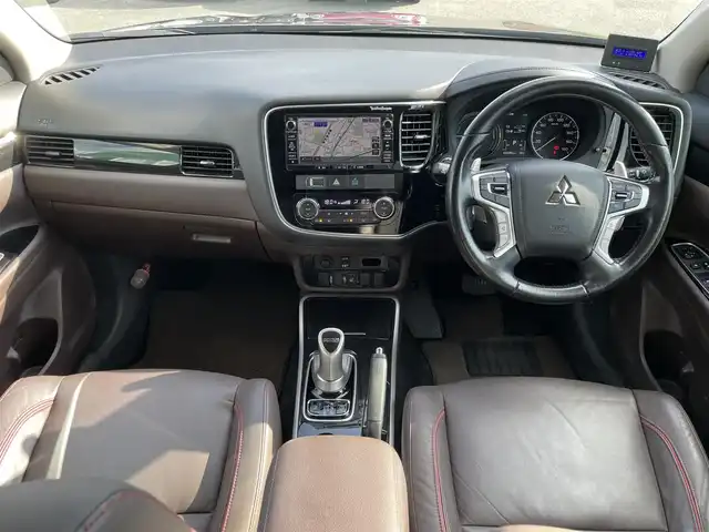 三菱 アウトランダー ＰＨＥＶ G プレミアムパッケージ 福岡県 2016(平28)年 7.3万km クォーツブラウンメタリック ハンドルヒーター/パワーステアリング/純正ナビ/純正フロアマット/ドライブレコーダー(前後)/レザーシート/Bluetooth/ETC/クルーズコントロール/プッシュスタート/横滑り防止装置/衝突被害軽減システム/100V充電/ETC/W+Sエアバッグ