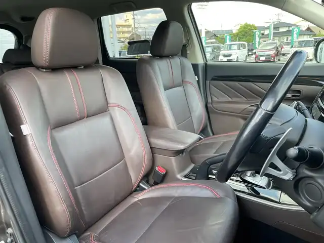 三菱 アウトランダー ＰＨＥＶ G プレミアムパッケージ 福岡県 2016(平28)年 7.3万km クォーツブラウンメタリック ハンドルヒーター/パワーステアリング/純正ナビ/純正フロアマット/ドライブレコーダー(前後)/レザーシート/Bluetooth/ETC/クルーズコントロール/プッシュスタート/横滑り防止装置/衝突被害軽減システム/100V充電/ETC/W+Sエアバッグ