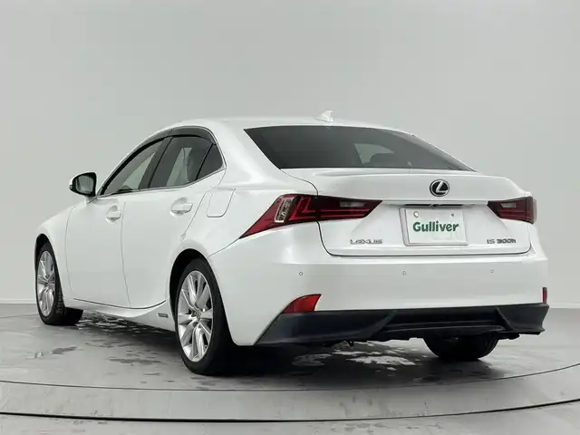 レクサス ＩＳ 300h 熊本県 2013(平25)年 4.3万km ホワイトパールクリスタルシャイン メーカー純正ナビ/フルセグテレビ/バックカメラ/ハーフレザーシート/パワーシート＜運転席/助手席＞/コーナーセンサー/ETC2.0/スマートキー/スペアキー/純正フロアマット/純正17インチアルミホイール