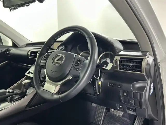 レクサス ＩＳ 300h 佐賀県 2013(平25)年 4.3万km ホワイトパールクリスタルシャイン メーカー純正ナビ/フルセグテレビ/バックカメラ/ハーフレザーシート/パワーシート＜運転席/助手席＞/コーナーセンサー/ETC2.0/スマートキー/スペアキー/純正フロアマット/純正17インチアルミホイール