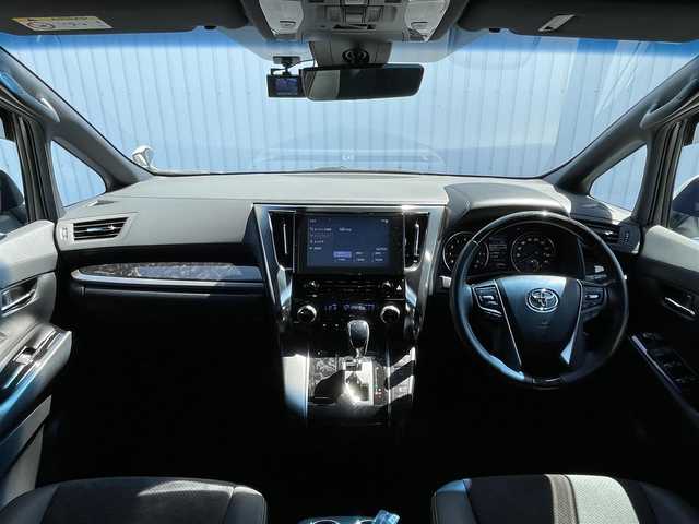 トヨタ アルファード S タイプゴールド 滋賀県 2020(令2)年 1.4万km ホワイトパールクリスタルシャイン 純正ディスプレイオーディオ/(フルセグ/Bluetooth)/DVDデッキ/トヨタセーフティーセンス/・プリクラッシュセーフティ/・レーダークルーズコントロール/・レーンキープアシスト/・ブラインドスポットモニター/・標識認識/・先行車発進告知/・オートハイビーム/LEDオートライト/フォグ/電動リアゲート/両側電動スライドドア/フリップダウンモニター/デジタルインナーミラー/バックカメラ/電動パーキング/ブレーキホールド/前後ドライブレコーダー/電動格納ミラー/クリアランスソナー/ドアバイザー/フロアMT付きAT/スペアキー/クラウン用ホイール