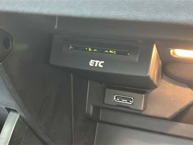アウディ Ａ１ SB 1．0TFSI スポーツ 岐阜県 2018(平30)年 7万km グレイシアホワイトメタリック 純正ナビ/FM/Bluetooth/バックカメラ/ETC/シートヒーター(D/N)/スマートキー/プッシュスタート/クリアランスソナー/横滑り防止装置/アイドリングストップ/パーキングエイド/スピードオーバー警告/自動防眩ルームミラー/革巻きステアリング/ステアリングホイールボタン/センターロッキング/エクステリアライト/マトリクスLEDヘッドライト