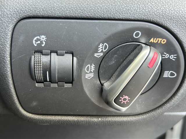 アウディ Ａ１ SB 1．0TFSI スポーツ 岐阜県 2018(平30)年 7万km グレイシアホワイトメタリック 純正ナビ/FM/Bluetooth/バックカメラ/ETC/シートヒーター(D/N)/スマートキー/プッシュスタート/クリアランスソナー/横滑り防止装置/アイドリングストップ/パーキングエイド/スピードオーバー警告/自動防眩ルームミラー/革巻きステアリング/ステアリングホイールボタン/センターロッキング/エクステリアライト/マトリクスLEDヘッドライト