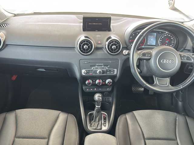 アウディ Ａ１ SB 1．0TFSI スポーツ 岐阜県 2018(平30)年 7万km グレイシアホワイトメタリック 純正ナビ/FM/Bluetooth/バックカメラ/ETC/シートヒーター(D/N)/スマートキー/プッシュスタート/クリアランスソナー/横滑り防止装置/アイドリングストップ/パーキングエイド/スピードオーバー警告/自動防眩ルームミラー/革巻きステアリング/ステアリングホイールボタン/センターロッキング/エクステリアライト/マトリクスLEDヘッドライト