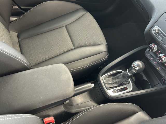 アウディ Ａ１ SB 1．0TFSI スポーツ 岐阜県 2018(平30)年 7万km グレイシアホワイトメタリック 純正ナビ/FM/Bluetooth/バックカメラ/ETC/シートヒーター(D/N)/スマートキー/プッシュスタート/クリアランスソナー/横滑り防止装置/アイドリングストップ/パーキングエイド/スピードオーバー警告/自動防眩ルームミラー/革巻きステアリング/ステアリングホイールボタン/センターロッキング/エクステリアライト/マトリクスLEDヘッドライト