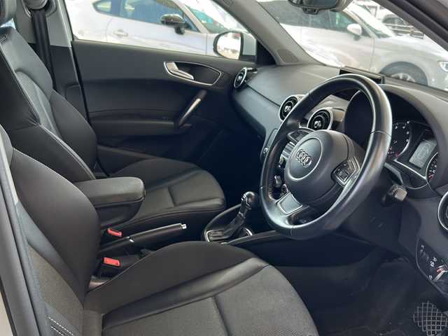 アウディ Ａ１ SB 1．0TFSI スポーツ 岐阜県 2018(平30)年 7万km グレイシアホワイトメタリック 純正ナビ/FM/Bluetooth/バックカメラ/ETC/シートヒーター(D/N)/スマートキー/プッシュスタート/クリアランスソナー/横滑り防止装置/アイドリングストップ/パーキングエイド/スピードオーバー警告/自動防眩ルームミラー/革巻きステアリング/ステアリングホイールボタン/センターロッキング/エクステリアライト/マトリクスLEDヘッドライト