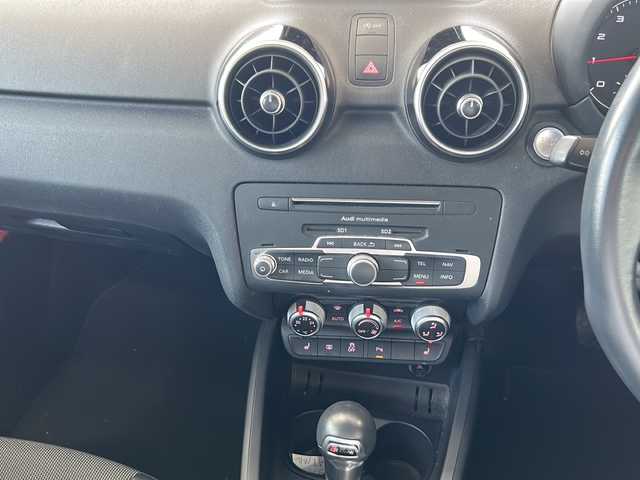 アウディ Ａ１ SB 1．0TFSI スポーツ 岐阜県 2018(平30)年 7万km グレイシアホワイトメタリック 純正ナビ/FM/Bluetooth/バックカメラ/ETC/シートヒーター(D/N)/スマートキー/プッシュスタート/クリアランスソナー/横滑り防止装置/アイドリングストップ/パーキングエイド/スピードオーバー警告/自動防眩ルームミラー/革巻きステアリング/ステアリングホイールボタン/センターロッキング/エクステリアライト/マトリクスLEDヘッドライト