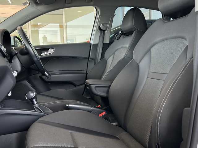 アウディ Ａ１ SB 1．0TFSI スポーツ 岐阜県 2018(平30)年 7万km グレイシアホワイトメタリック 純正ナビ/FM/Bluetooth/バックカメラ/ETC/シートヒーター(D/N)/スマートキー/プッシュスタート/クリアランスソナー/横滑り防止装置/アイドリングストップ/パーキングエイド/スピードオーバー警告/自動防眩ルームミラー/革巻きステアリング/ステアリングホイールボタン/センターロッキング/エクステリアライト/マトリクスLEDヘッドライト