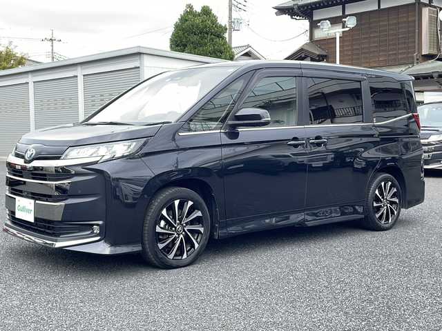 トヨタ ノア ハイブリッド S－Z 東京都 2022(令4)年 2.1万km グリッターブラックガラスフレーク Toyota Safety Sense/メモリナビ/フルセグテレビ/パノラミックビューモニター/フリップダウンモニター/両側パワースライドドア/ハーフレザーシート/電動リアゲート/プッシュスタート/ETC/保証書