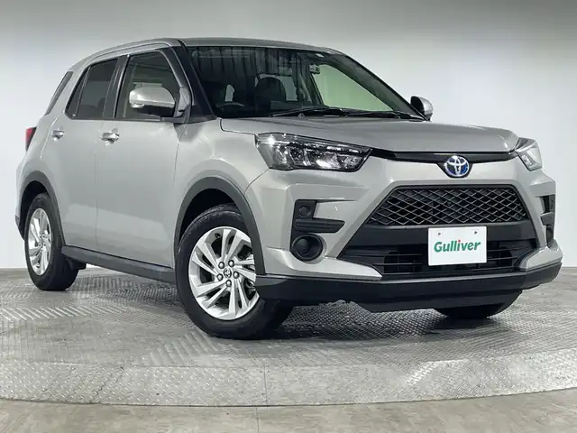 トヨタ ライズ G 神奈川県 2023(令5)年 1.4万km スムースグレーマイカメタリック 純正9インチナビゲーション/Bluetooth　フルセグ　SD　CD　DVD/パノラミックビューモニター/トヨタスマートアシスト/衝突警報機能/衝突回避支援ブレーキ機能/ブレーキ制御付き誤発進抑制機能/車線逸脱警報機能/車線逸脱抑制制御機能/ふらつき警報/路側逸脱警報/オートハイビーム/標識認識機能/クリアランスソナー/ビルトインETＣ/前後ドライブレコーダー/スマートペダル（S-PDL）/電動サイドブレーキ/オートブレーキホールド/2.1Ａ ＵＳＢポート/ステアリングスイッチ/純正フロアマット/レベライザー/シートリフター/ECOモード/プッシュスタート/LEDヘッドライト/オートライト/純正16インチアルミホイール/電動格納ミラー/ウインカーミラー/スマートキー/スペアキー（1本）