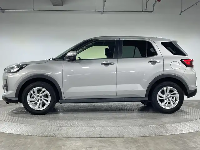 トヨタ ライズ G 神奈川県 2023(令5)年 1.4万km スムースグレーマイカメタリック 純正9インチナビゲーション/Bluetooth　フルセグ　SD　CD　DVD/パノラミックビューモニター/トヨタスマートアシスト/衝突警報機能/衝突回避支援ブレーキ機能/ブレーキ制御付き誤発進抑制機能/車線逸脱警報機能/車線逸脱抑制制御機能/ふらつき警報/路側逸脱警報/オートハイビーム/標識認識機能/クリアランスソナー/ビルトインETＣ/前後ドライブレコーダー/スマートペダル（S-PDL）/電動サイドブレーキ/オートブレーキホールド/2.1Ａ ＵＳＢポート/ステアリングスイッチ/純正フロアマット/レベライザー/シートリフター/ECOモード/プッシュスタート/LEDヘッドライト/オートライト/純正16インチアルミホイール/電動格納ミラー/ウインカーミラー/スマートキー/スペアキー（1本）