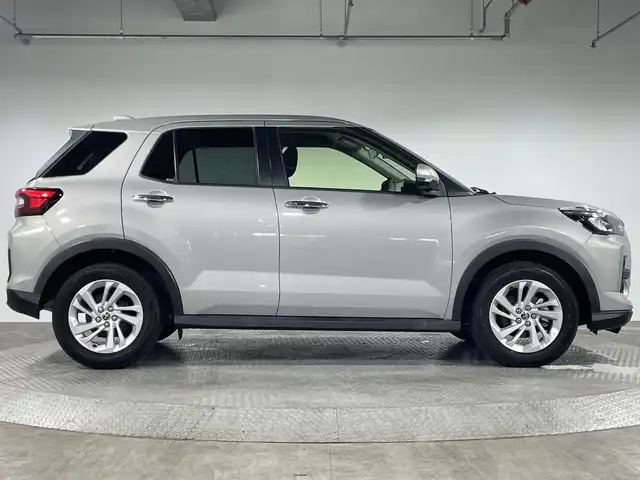 トヨタ ライズ G 神奈川県 2023(令5)年 1.4万km スムースグレーマイカメタリック 純正9インチナビゲーション/Bluetooth　フルセグ　SD　CD　DVD/パノラミックビューモニター/トヨタスマートアシスト/衝突警報機能/衝突回避支援ブレーキ機能/ブレーキ制御付き誤発進抑制機能/車線逸脱警報機能/車線逸脱抑制制御機能/ふらつき警報/路側逸脱警報/オートハイビーム/標識認識機能/クリアランスソナー/ビルトインETＣ/前後ドライブレコーダー/スマートペダル（S-PDL）/電動サイドブレーキ/オートブレーキホールド/2.1Ａ ＵＳＢポート/ステアリングスイッチ/純正フロアマット/レベライザー/シートリフター/ECOモード/プッシュスタート/LEDヘッドライト/オートライト/純正16インチアルミホイール/電動格納ミラー/ウインカーミラー/スマートキー/スペアキー（1本）