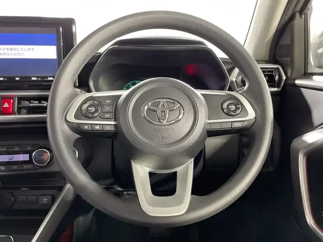 トヨタ ライズ G 神奈川県 2023(令5)年 1.4万km スムースグレーマイカメタリック 純正9インチナビゲーション/Bluetooth　フルセグ　SD　CD　DVD/パノラミックビューモニター/トヨタスマートアシスト/衝突警報機能/衝突回避支援ブレーキ機能/ブレーキ制御付き誤発進抑制機能/車線逸脱警報機能/車線逸脱抑制制御機能/ふらつき警報/路側逸脱警報/オートハイビーム/標識認識機能/クリアランスソナー/ビルトインETＣ/前後ドライブレコーダー/スマートペダル（S-PDL）/電動サイドブレーキ/オートブレーキホールド/2.1Ａ ＵＳＢポート/ステアリングスイッチ/純正フロアマット/レベライザー/シートリフター/ECOモード/プッシュスタート/LEDヘッドライト/オートライト/純正16インチアルミホイール/電動格納ミラー/ウインカーミラー/スマートキー/スペアキー（1本）