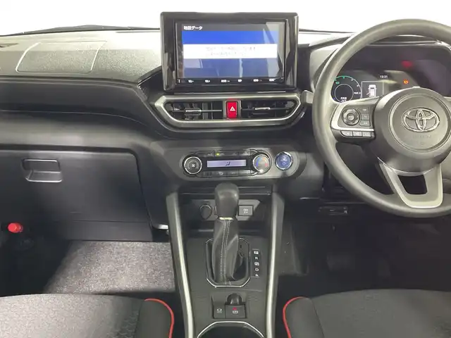 トヨタ ライズ G 神奈川県 2023(令5)年 1.4万km スムースグレーマイカメタリック 純正9インチナビゲーション/Bluetooth　フルセグ　SD　CD　DVD/パノラミックビューモニター/トヨタスマートアシスト/衝突警報機能/衝突回避支援ブレーキ機能/ブレーキ制御付き誤発進抑制機能/車線逸脱警報機能/車線逸脱抑制制御機能/ふらつき警報/路側逸脱警報/オートハイビーム/標識認識機能/クリアランスソナー/ビルトインETＣ/前後ドライブレコーダー/スマートペダル（S-PDL）/電動サイドブレーキ/オートブレーキホールド/2.1Ａ ＵＳＢポート/ステアリングスイッチ/純正フロアマット/レベライザー/シートリフター/ECOモード/プッシュスタート/LEDヘッドライト/オートライト/純正16インチアルミホイール/電動格納ミラー/ウインカーミラー/スマートキー/スペアキー（1本）