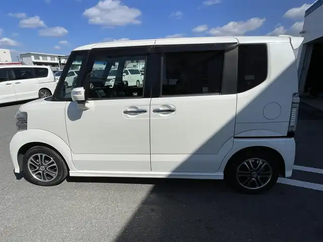 ホンダ Ｎ ＢＯＸ カスタム G SSパッケージ 熊本県 2013(平25)年 9.8万km プレミアムホワイトパール (株)IDOMが運営する【じしゃロン熊本店】の自社ローン専用車両になります。こちらは現金またはオートローンご利用時の価格です。自社ローンご希望の方は別途その旨お申付け下さい　/社外ナビ（NR-MZ33）/ワンセグテレビ/DVD/CD/Bluetooth接続/ETC/両側パワースライドドア/HIDヘッドライト/オートライト/クルーズコントロール/スマートキー/純正アルミホイール