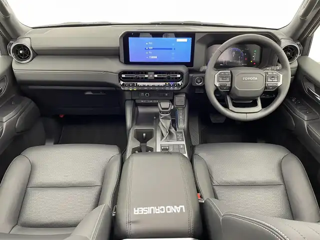 トヨタ ランドクルーザー ２５０ VX 宮城県 2025(令7)年 0.2万km プラチナホワイトパールマイカ サンルーフ/４WD/ワンオーナー/モデリスタパッケージ/モデリスタシグネチャーイルミブレード/丸目ヘッドランプ（各目積み込み）/純正ディスプレイオーディオ/（フルセグＴＶ・Bluetooth・USB）/パノラミックビューモニター/デジタルインナーミラー/セーフティセンス/・プリクラッシュセーフティ/・レーンディパーチャーアラート/・オートマチックハイビーム/・ドライバー異常時対応システム/・プロアクティブドライビングアシスト/・発進遅れ告知機能/・レーントレーシングアシスト/・レーダークルーズコントロール/・ロードサインアシスト/パワーバックドア/ブラインドスポットモニター/LEDヘッドライト/スマートキー/ビルトインETC2.0/D席パワーシート/黒レザーシート/前席シートヒーター/前席エアシート/リアクロストラフィックアラート/リアカメラディテクション/安心降車アシスト/車両接近サポート/横滑り防止機能/保証書/スペアキー