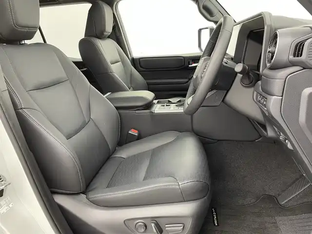 トヨタ ランドクルーザー ２５０ VX 宮城県 2025(令7)年 0.2万km プラチナホワイトパールマイカ サンルーフ/４WD/ワンオーナー/モデリスタパッケージ/モデリスタシグネチャーイルミブレード/丸目ヘッドランプ（各目積み込み）/純正ディスプレイオーディオ/（フルセグＴＶ・Bluetooth・USB）/パノラミックビューモニター/デジタルインナーミラー/セーフティセンス/・プリクラッシュセーフティ/・レーンディパーチャーアラート/・オートマチックハイビーム/・ドライバー異常時対応システム/・プロアクティブドライビングアシスト/・発進遅れ告知機能/・レーントレーシングアシスト/・レーダークルーズコントロール/・ロードサインアシスト/パワーバックドア/ブラインドスポットモニター/LEDヘッドライト/スマートキー/ビルトインETC2.0/D席パワーシート/黒レザーシート/前席シートヒーター/前席エアシート/リアクロストラフィックアラート/リアカメラディテクション/安心降車アシスト/車両接近サポート/横滑り防止機能/保証書/スペアキー