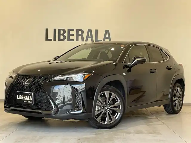 レクサス ＵＸ 250h Fスポーツ 熊本県 2023(令5)年 1.5万km グラファイトブラックガラスフレーク ・ワンオーナー/・スマートキー/・プッシュスタート/・サンルーフ/・プリクラッシュセーフティ/・レーントレーシングアラート/・ブラインドスポットモニター/・道路標識認識/・先行車発進告知/・クルーズコントロール(追従式)/・オートマチックハイビーム/・黒革シート/・前席パワーシート/・前席シートヒーター /・ハンドルヒーター /・純正メモリナビ/　【Bluetooth・USB・AppleCarPlay】/・フルセグTV/・全方位カメラ/・ETC2.0/・ヘッドアップディスプレイ/・パワーバックドア/・LEDヘッドランプ/・LEDフォグランプ/・純正マット/・保証書/取説