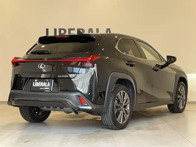 レクサス ＵＸ 250h Fスポーツ 熊本県 2023(令5)年 1.5万km グラファイトブラックガラスフレーク ・ワンオーナー/・スマートキー/・プッシュスタート/・サンルーフ/・プリクラッシュセーフティ/・レーントレーシングアラート/・ブラインドスポットモニター/・道路標識認識/・先行車発進告知/・クルーズコントロール(追従式)/・オートマチックハイビーム/・黒革シート/・前席パワーシート/・前席シートヒーター /・ハンドルヒーター /・純正メモリナビ/　【Bluetooth・USB・AppleCarPlay】/・フルセグTV/・全方位カメラ/・ETC2.0/・ヘッドアップディスプレイ/・パワーバックドア/・LEDヘッドランプ/・LEDフォグランプ/・純正マット/・保証書/取説