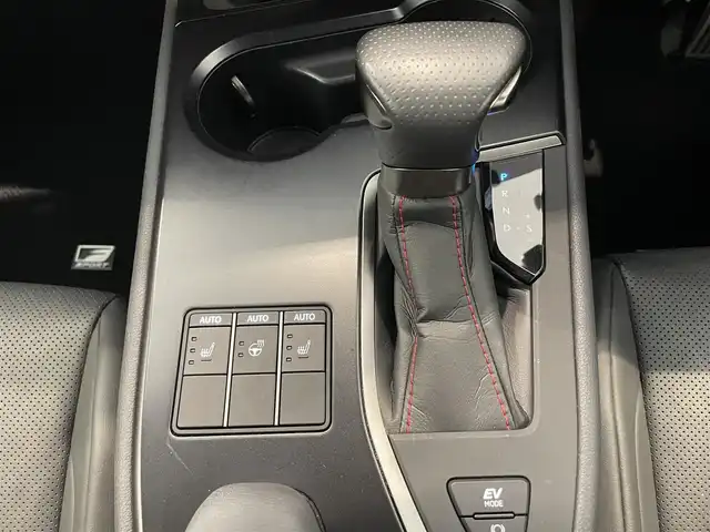 レクサス ＵＸ 250h Fスポーツ 熊本県 2023(令5)年 1.5万km グラファイトブラックガラスフレーク ・ワンオーナー/・スマートキー/・プッシュスタート/・サンルーフ/・プリクラッシュセーフティ/・レーントレーシングアラート/・ブラインドスポットモニター/・道路標識認識/・先行車発進告知/・クルーズコントロール(追従式)/・オートマチックハイビーム/・黒革シート/・前席パワーシート/・前席シートヒーター /・ハンドルヒーター /・純正メモリナビ/　【Bluetooth・USB・AppleCarPlay】/・フルセグTV/・全方位カメラ/・ETC2.0/・ヘッドアップディスプレイ/・パワーバックドア/・LEDヘッドランプ/・LEDフォグランプ/・純正マット/・保証書/取説