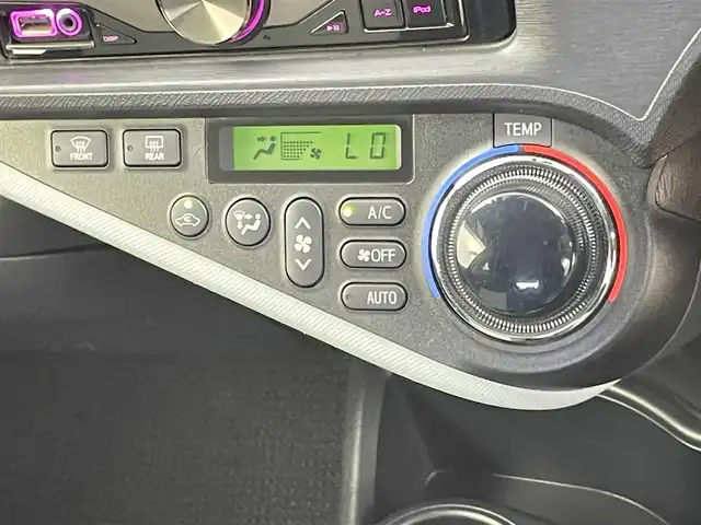 トヨタ アクア S 千葉県 2014(平26)年 7.5万km ディープアメジストマイカメタリック 社外オーディオ/オートライト/ヘッドライトレベライザー/前席シートヒーター/純正15インチアルミホイール/ドアバイザー/純正フロアマット/プッシュスタート/スマートキー/ETC