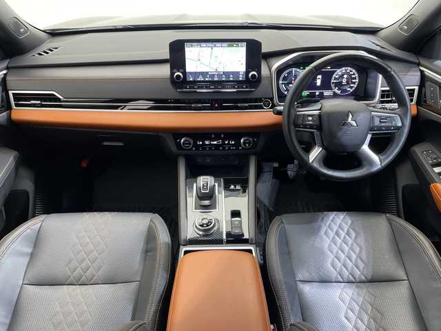 三菱 アウトランダー ＰＨＥＶ P 愛媛県 2023(令5)年 2.7万km ブラックダイヤモンド 純正9インチナビ/(Bluetooth/フルセグ)/サンルーフ/全周囲カメラ/マイパイロット/衝突被害軽減ブレーキ/レーンキープアシスト/前後コーナーセンサー/シートヒーター/ETC/電動リアゲート/LEDヘッドランプ/オートマチックハイビーム/オートライト/盗難防止装置/保証書