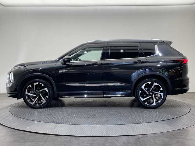 三菱 アウトランダー ＰＨＥＶ P 愛媛県 2023(令5)年 2.7万km ブラックダイヤモンド 純正9インチナビ/(Bluetooth/フルセグ)/サンルーフ/全周囲カメラ/マイパイロット/衝突被害軽減ブレーキ/レーンキープアシスト/前後コーナーセンサー/シートヒーター/ETC/電動リアゲート/LEDヘッドランプ/オートマチックハイビーム/オートライト/盗難防止装置/保証書
