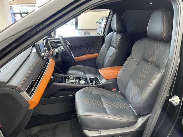 三菱 アウトランダー ＰＨＥＶ P 愛媛県 2023(令5)年 2.7万km ブラックダイヤモンド 純正9インチナビ/(Bluetooth/フルセグ)/サンルーフ/全周囲カメラ/マイパイロット/衝突被害軽減ブレーキ/レーンキープアシスト/前後コーナーセンサー/シートヒーター/ETC/電動リアゲート/LEDヘッドランプ/オートマチックハイビーム/オートライト/盗難防止装置/保証書