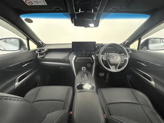 トヨタ ハリアー ハイブリッド Z 道央・札幌 2023(令5)年 3万km プラチナホワイトパールマイカ ・4WD/・純正ナビゲーション/　フルセグ/BT/USB/Miracast/・純正ビルトインETC2.0/・純正ドライブレコーダー前方/・全方位カメラ/・デジタルインナーミラー/・レーダークルーズコントロール/・パワーバックドア/・純正フロアマット/・横滑り防止装置/・プリクラッシュセーフティ/・レーンキープアシスト/・レーントレーシングアシスト/・ブラインドスポットミニター/・リアクロストラフィックアラート/・パーキングサポートブレーキ/・ロードサインアシスト/・クリアランスソナー/・ヘッドアップディスプレイ/・オートライト/・オートマチックハイビーム/・LEDヘッドライト/・スマートキー/・プッシュスタート/・純正AW19インチ